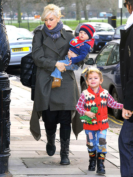 FESTIVE FAMILY photo | Gwen Stefani, Kingston Rossdale, Zuma Rossdale