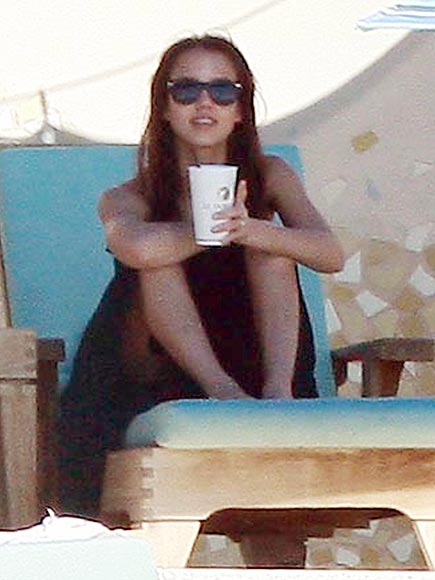 LOUNGING AROUND photo | Jessica Alba