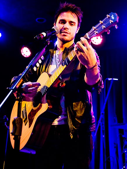 HIGH STRUNG photo | Kris Allen