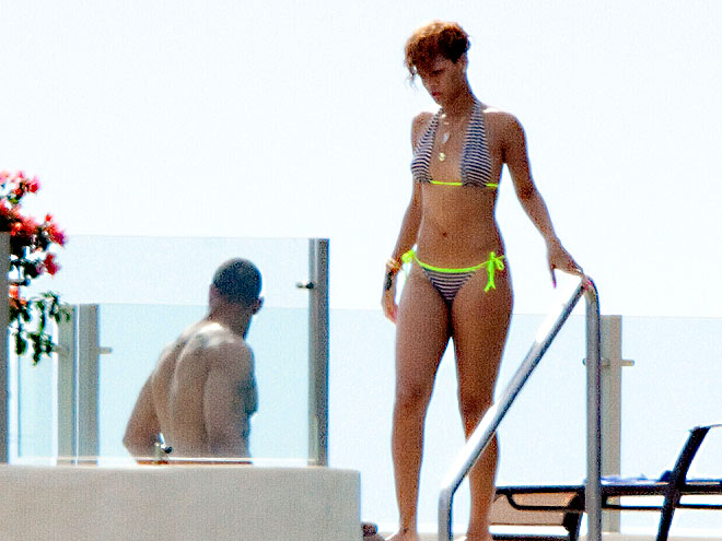 HEATING UP photo | Rihanna