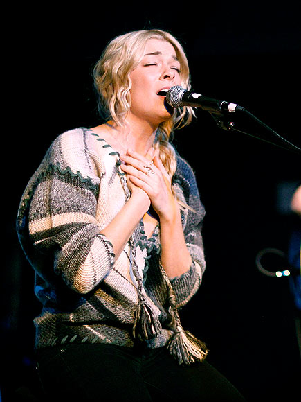 HEARTFELT PERFORMANCE  photo | LeAnn Rimes