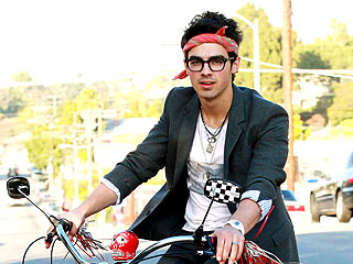 Star Tracks: Star Tracks: Tuesday, February 9, 2010 | Joe Jonas