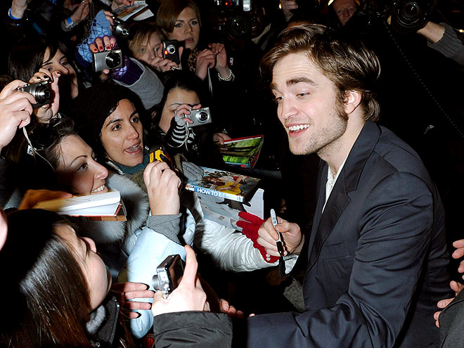 FAN FRENZY photo | Robert Pattinson