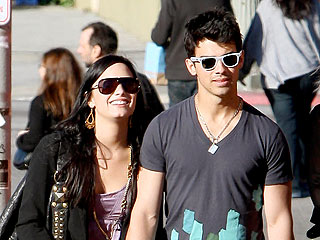 Star Tracks: Star Tracks: Monday, March 15, 2010 | Demi Lovato, Joe Jonas