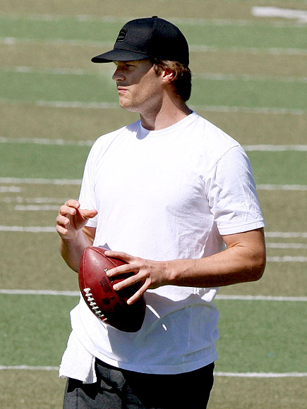 PASS THE BALL photo | Tom Brady