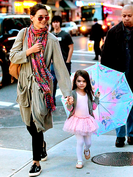 SIDEWALK STRUT photo | Katie Holmes, Suri Cruise