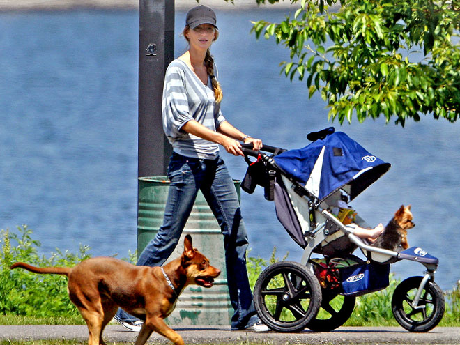 STROLL WITH IT photo | Gisele Bundchen