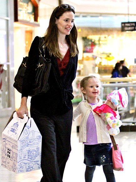 GOODIES TO GO photo | Jennifer Garner