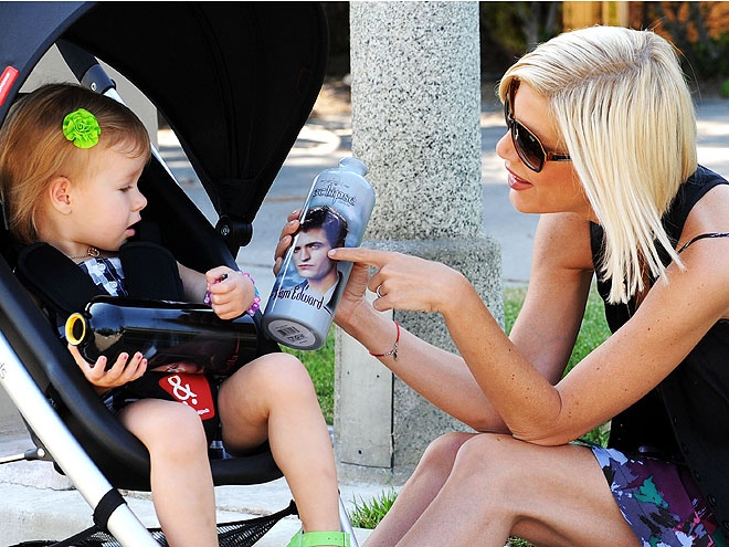 CHOOSING SIDES photo | Tori Spelling