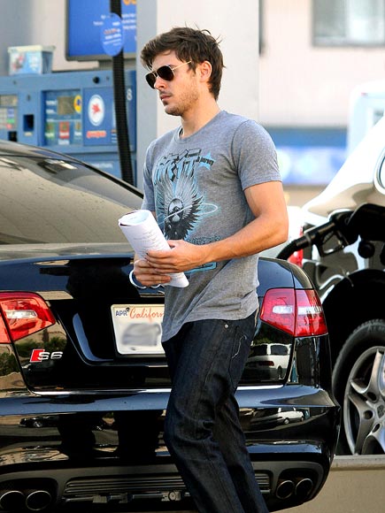 PUMPING UP photo | Zac Efron