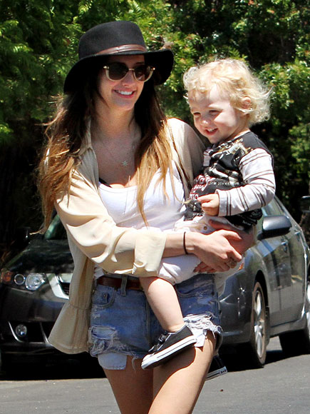 HOT MAMA photo | Ashlee Simpson
