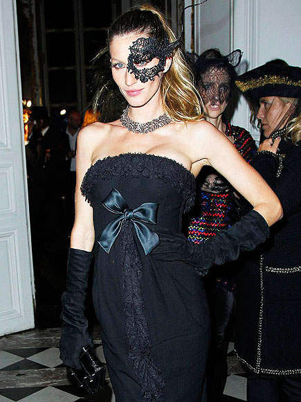 STRIKE A POSE photo | Gisele Bundchen