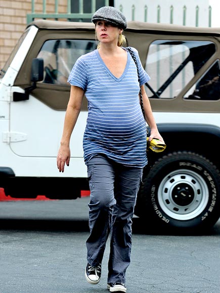 MOMMY STEPS photo | Christina Applegate