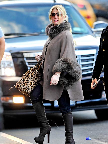 A LEG UP
photo | Jessica Simpson