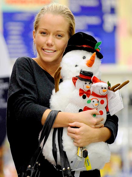 http://img2.timeinc.net/people/i/2010/startracks/101227/kendra-wilkinson-435.jpg