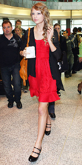 http://img2.timeinc.net/people/i/2010/stylewatch/airport_style/100222/taylor-swift.jpg