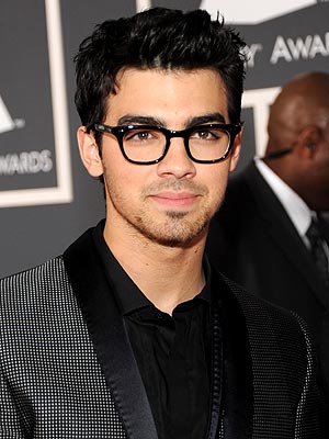 Makeup Brands on Joe Jonas   S Grammy Glasses  Geek Chic Or Just Plain Nerdy      Style