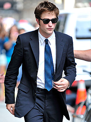 robert pattinson latest pictures. Robert Pattinson fans will