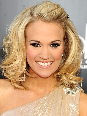 Carrie Underwood on Carrie Underwood   S Wedding Dress     Girly  Simple And Glamorous