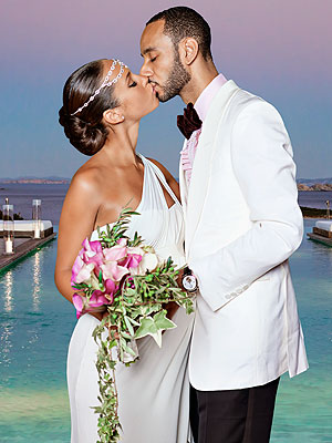 Singer and mothertobe Alicia Keys glided down the aisle in an ivory silk 