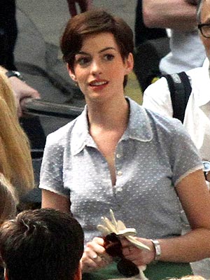 anne hathaway haircut short. Anne Hathaway Debuts Dramatic