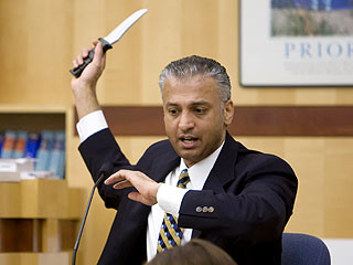 PHOTO: 40-Year-Old Virgin Actor Re-Enacts Stabbing in Court