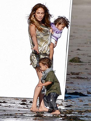 jennifer lopez twins pictures now. BUZZ: Are Jennifer Lopez and