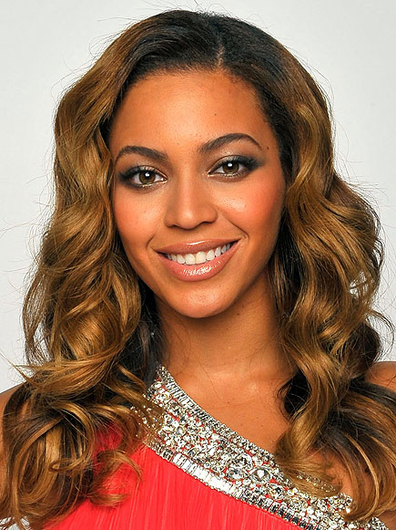ON APPLYING PERFUME photo Beyonce Knowles
