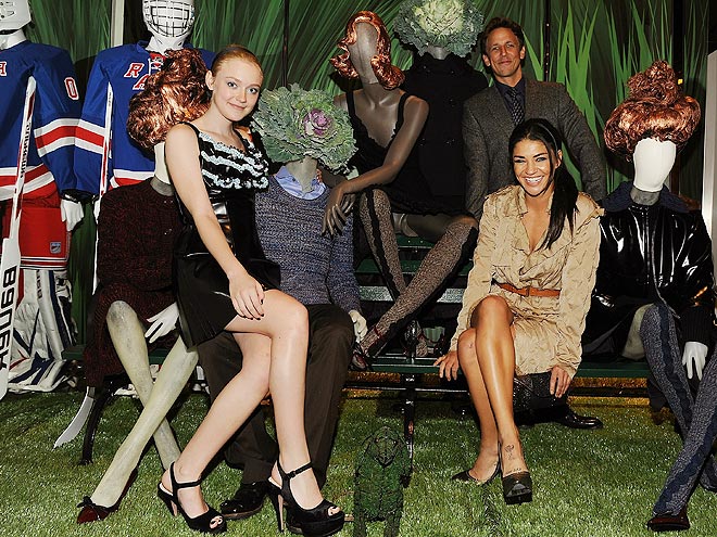 DAKOTA AND JESSICA photo | Dakota Fanning, Jessica Szohr, Seth Meyers