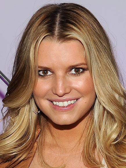 FALSE-LASH LASHING photo | Jessica Simpson