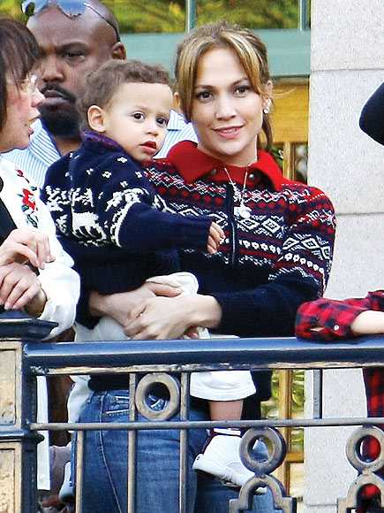 JENNIFER LOPEZ'S SWEATER photo | Jennifer Lopez