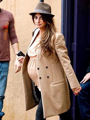 Spotted out shopping is Penelope Cruz and her growing belly!