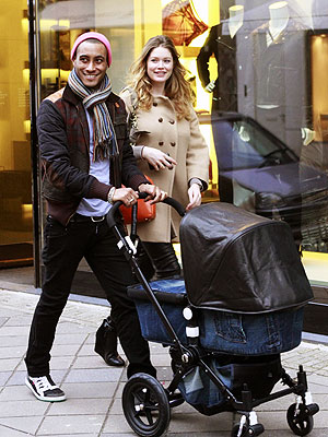 Family Photo Sunnery Doutzen and Phyllon's Winter Walk Moms Babies 