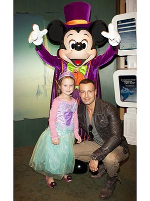 Spotted: Joey Lawrence and Daughters Dress Up with Disney
