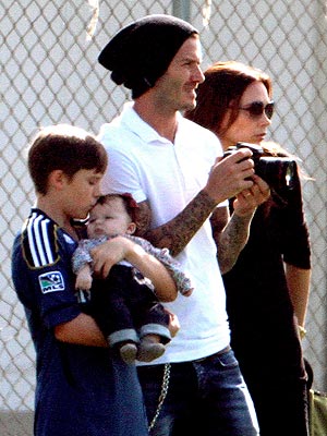 David Beckham  Videos on Family Photo  The Beckhams Kiss Up To Harper     Moms   Babies