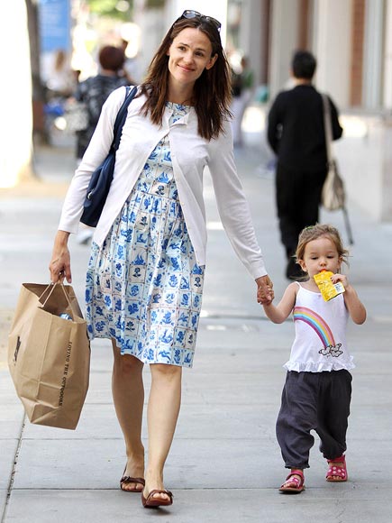 SIP & WALK  photo | Jennifer Garner