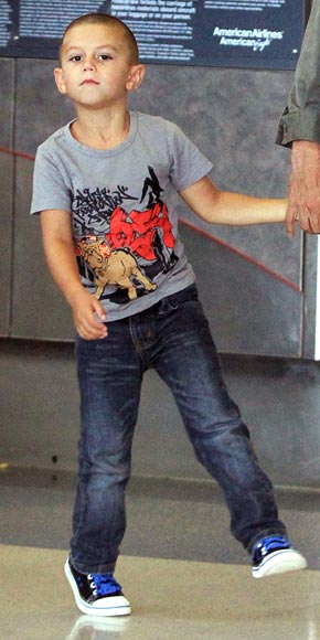 KINGSTON ROSSDALE'S GRAPHIC TEE & SNEAKERS photo | Kingston Rossdale