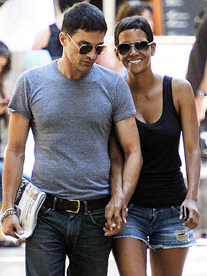 Caught in the Act! | Halle Berry, Olivier Martinez