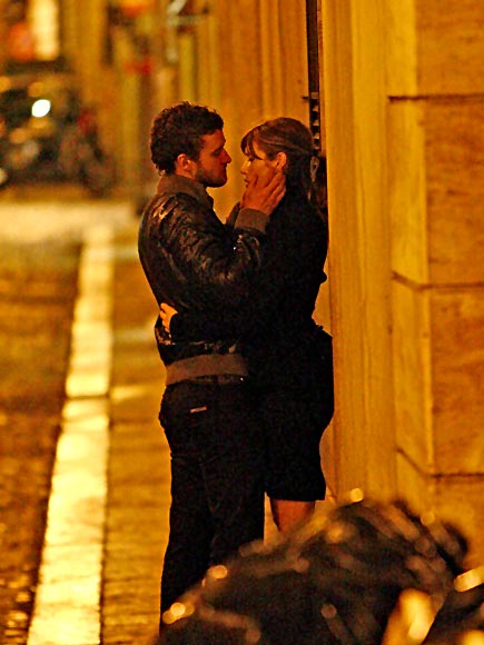 Jessica Biel and Justin Timberlake kiss on film set 