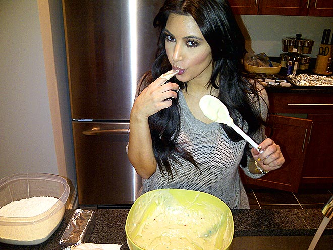 WHAT A CUPCAKE
 photo | Kim Kardashian