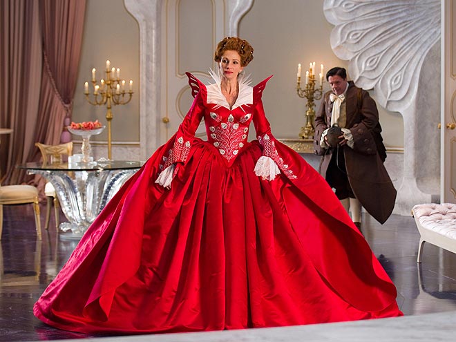 THE QUEEN'S BIG ENTRANCE
photo | Julia Roberts, Nathan Lane