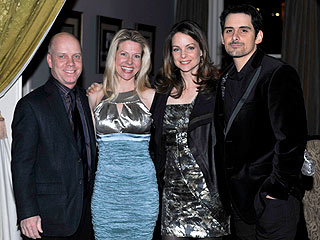 Brad Paisley's Painting Fetches $5,500 for Charity| Celebrity Diners Club, Brad Paisley