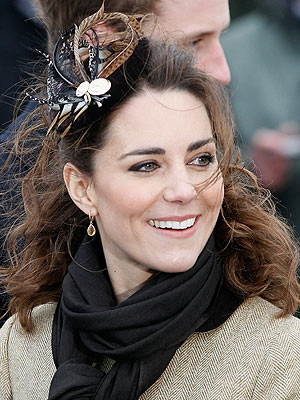 kate middleton fascinator hat prince. Kate Middleton Wears a Royal