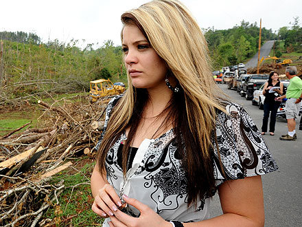 Tearful Idol Lauren Alaina Visits Tornado-Damaged Hometown | Lauren Alaina