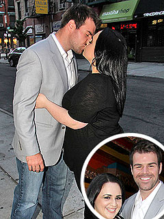 PHOTO: Nikki Blonsky's Sidewalk Smooch