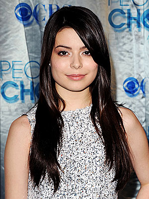 Miranda cosgrove breaks leg Miranda cosgrove breaks leg