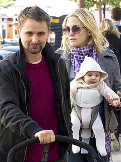 PHOTO: Kate Hudson Takes Baby Bingham for a Stroll in London | Kate Hudson, Matthew Bellamy