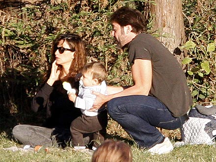 Penlope Cruz & Javier Bardem's Park Playdate | Javier Bardem, Penelope Cruz