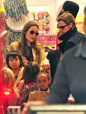 Brad Pitt & Angelina Jolie's Family Toy Shopping Trip| New York, Angelina Jolie, Brad Pitt