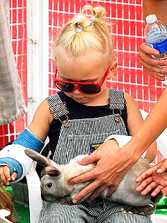 Spotted: Zuma Rossdale Goes to the Petting Zoo!| Stars and Pets, Zuma Rossdale